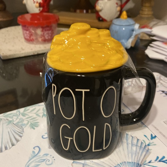 3 for $38 ❤️ NWT Rae Dunn Pot of Gold mug & topper - Picture 7 of 8